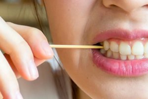 مضرات استفاده از خلال دندان که تا به حال نمی دانستید
