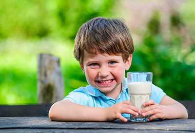 چرا خوردن شیر برای کودکان ضروریست؟