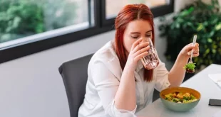 Drink-water-with-food